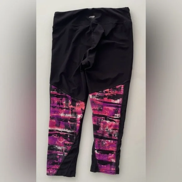MARIKA Capri Leggings Size Med Black Watercolor Pink Color Three Quarter Length - Picture 2 of 6